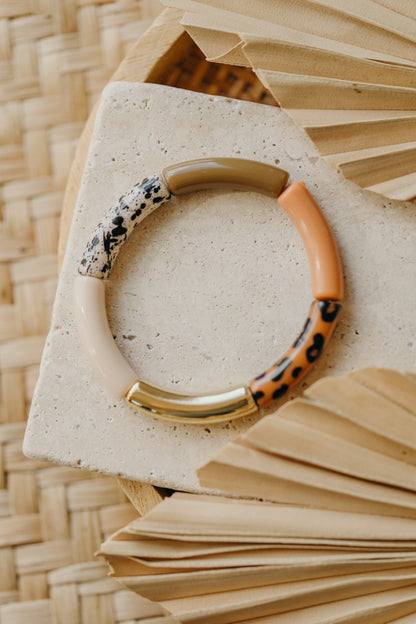 Perlenarmband 083 mit Tube Perlen in creme, hellbraun und Animal Print
