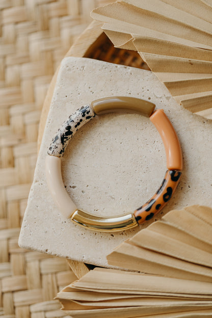 Perlenarmband 083 mit Tube Perlen in creme, hellbraun und Animal Print