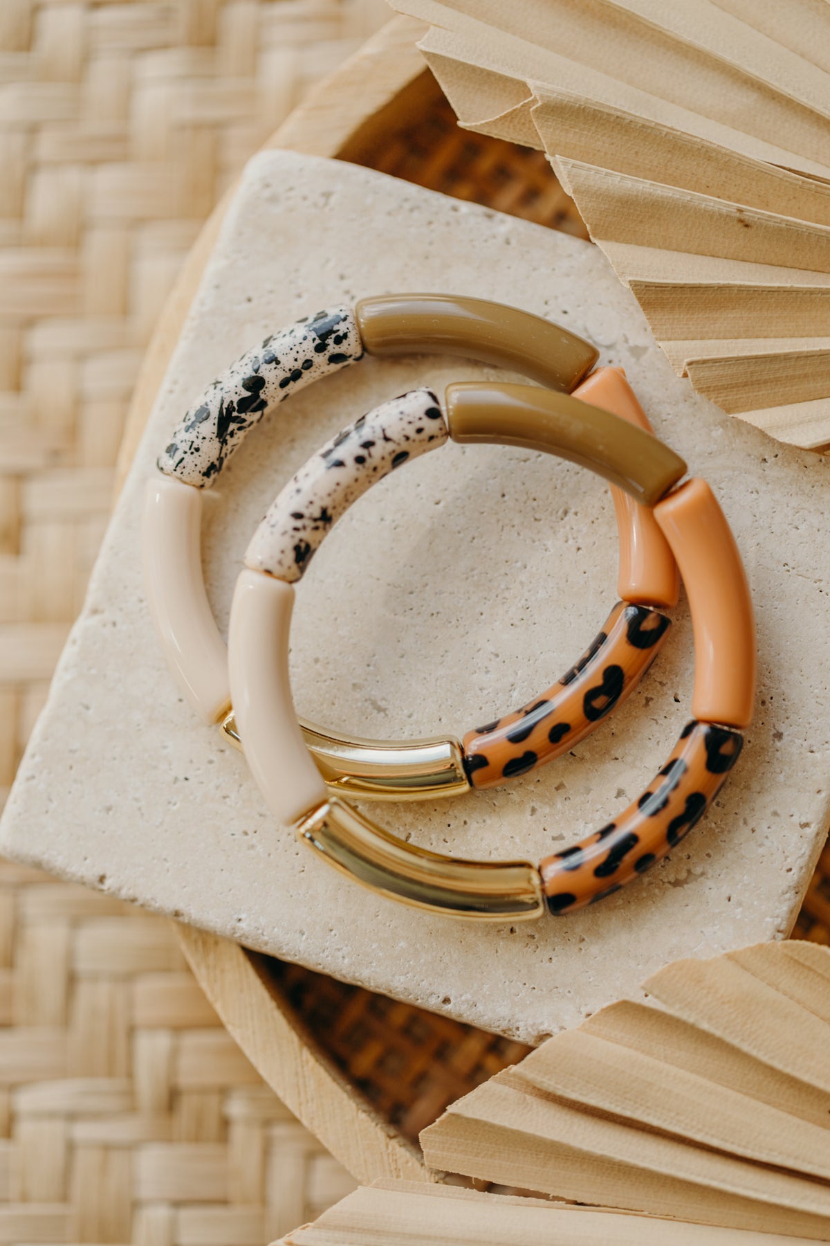 Perlenarmband 083 mit Tube Perlen in creme, hellbraun und Animal Print