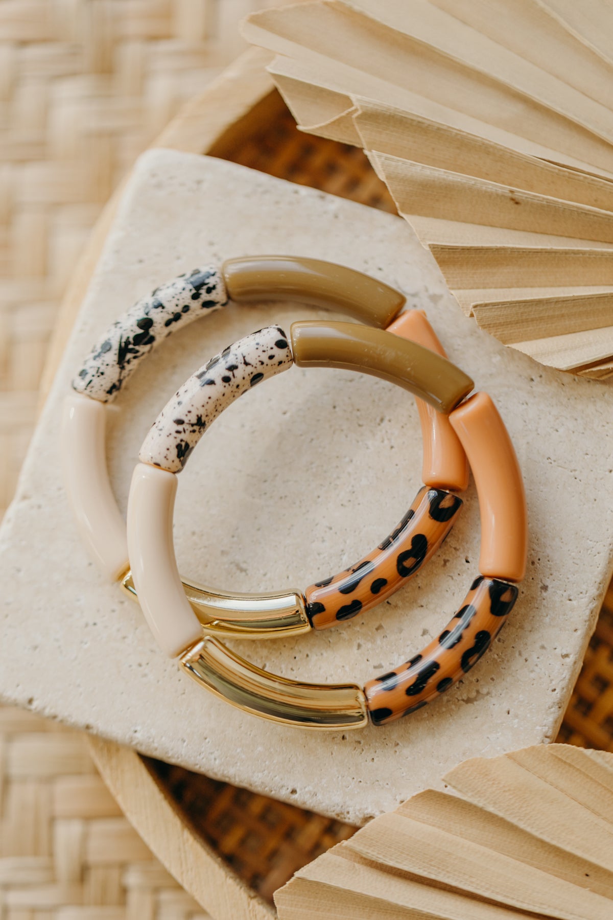 Perlenarmband 083 mit Tube Perlen in creme, hellbraun und Animal Print