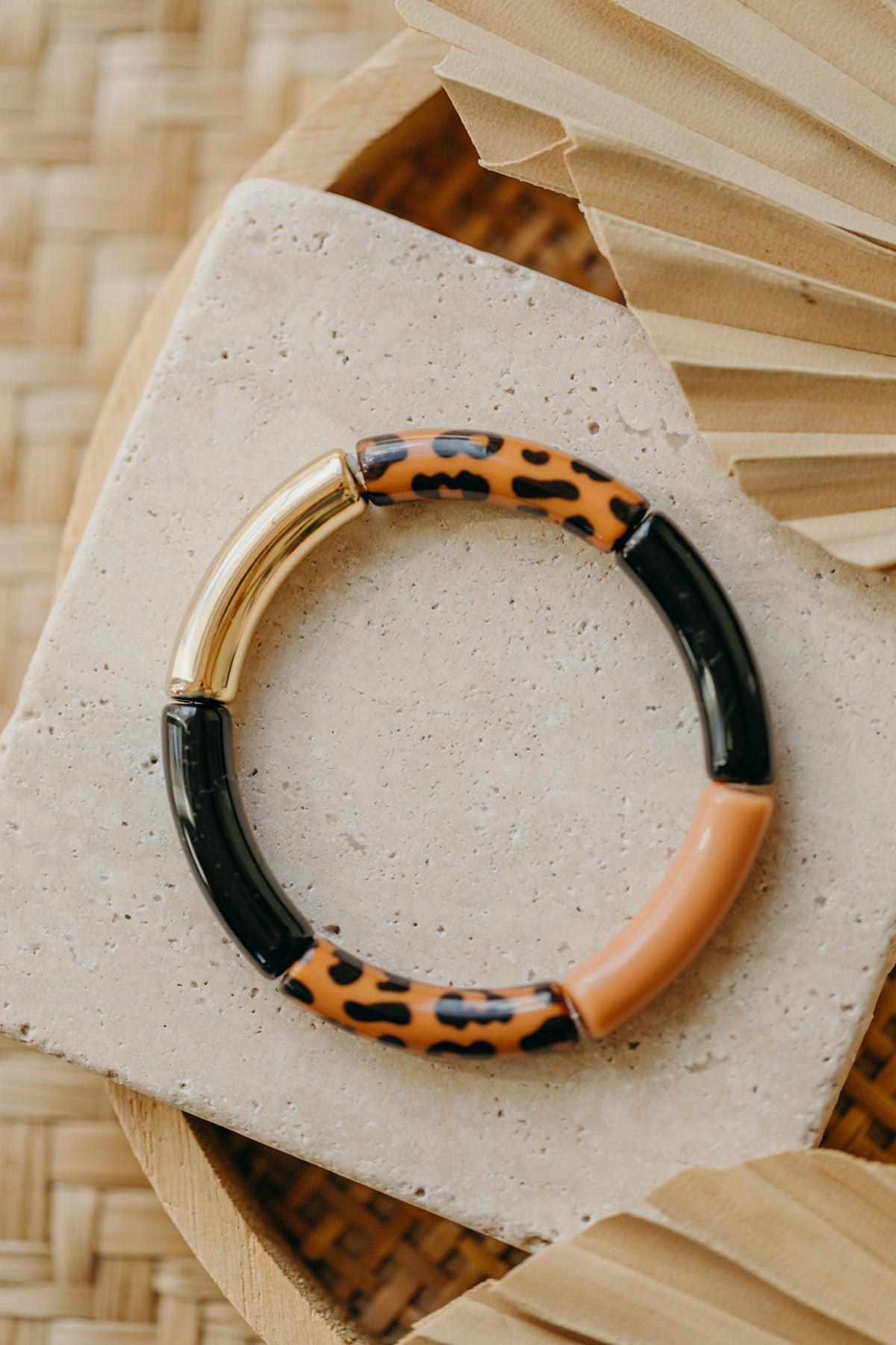Perlenarmband 084 mit Tube Perlen in hellbraun, schwarz und Animal Print Leo