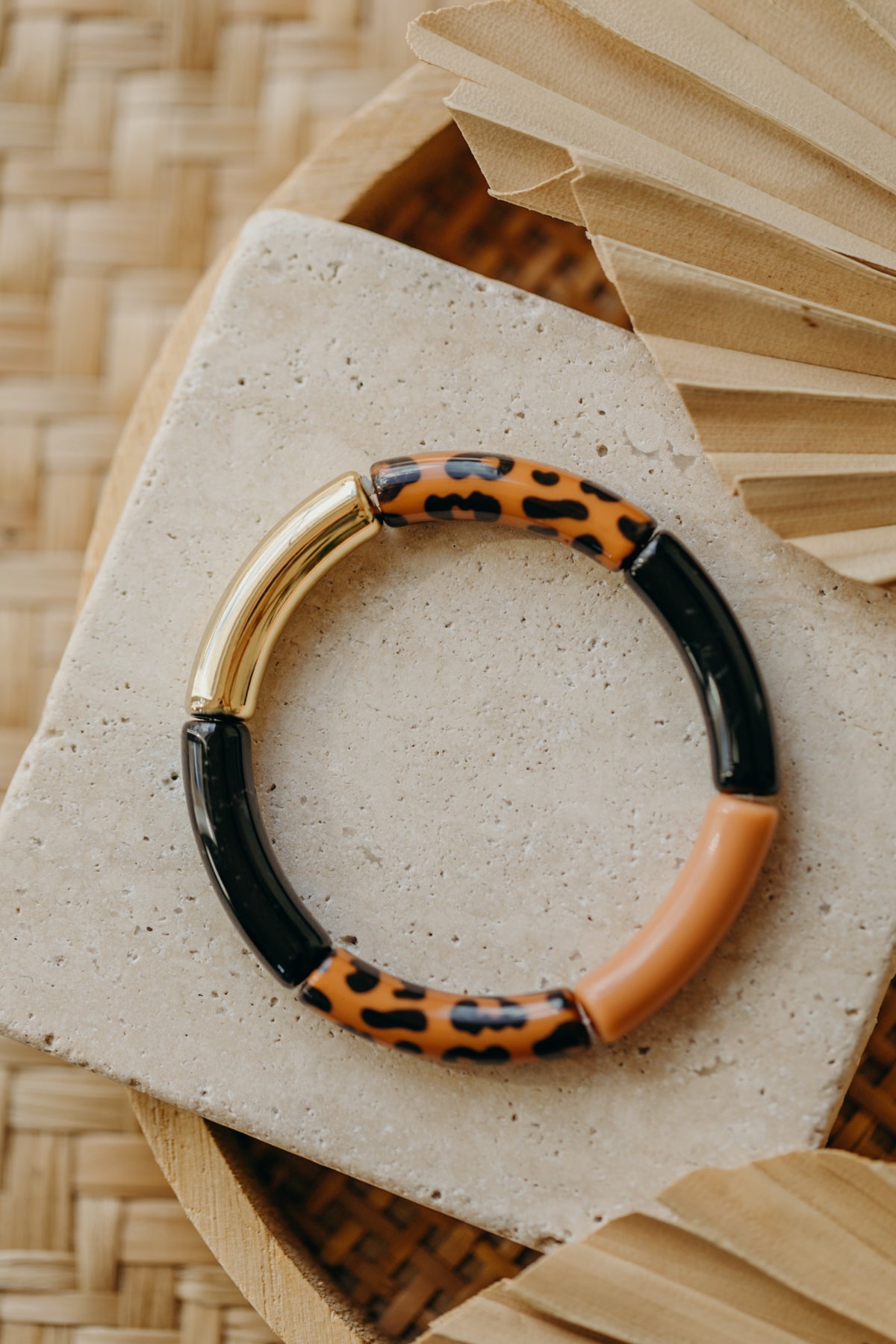 Perlenarmband 084 mit Tube Perlen in hellbraun, schwarz und Animal Print Leo