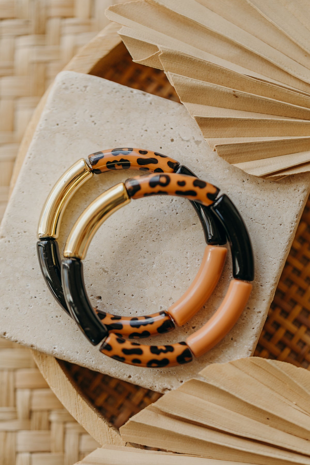 Perlenarmband 084 mit Tube Perlen in hellbraun, schwarz und Animal Print Leo
