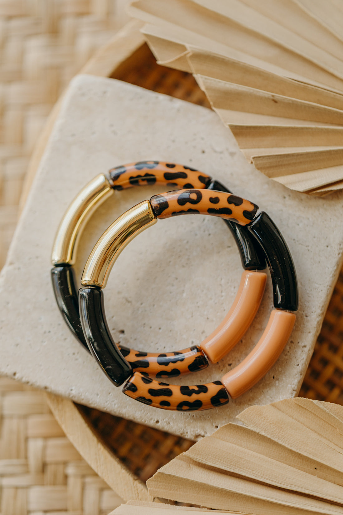 Perlenarmband 084 mit Tube Perlen in hellbraun, schwarz und Animal Print Leo