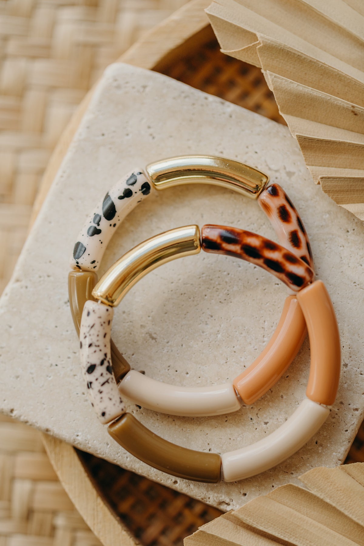 Perlenarmband 085 mit Tube Perlen in creme, hellbraun und Animal Print Leo