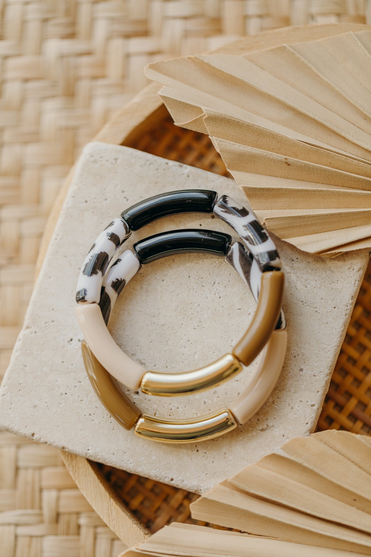 Perlenarmband 086 mit Tube Perlen in creme, braun und Animal Print s/w
