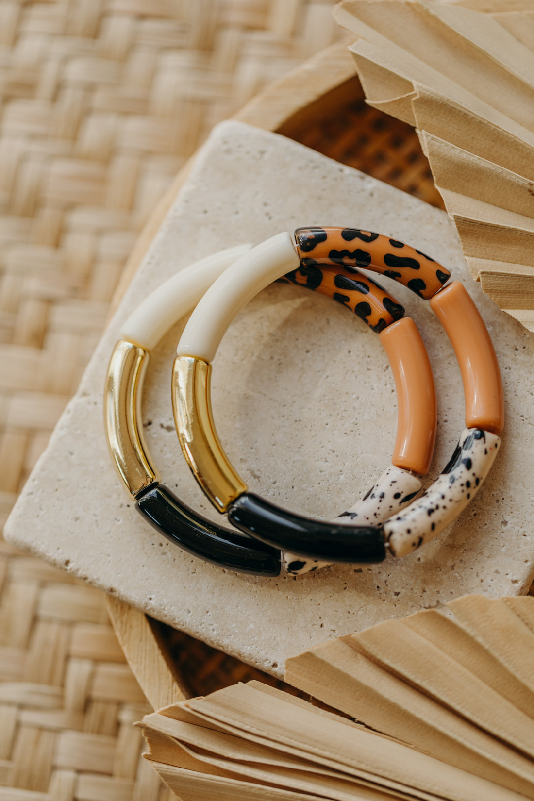 Perlenarmband 087 mit Tube Perlen in creme, braun, schwarz und Animal Print
