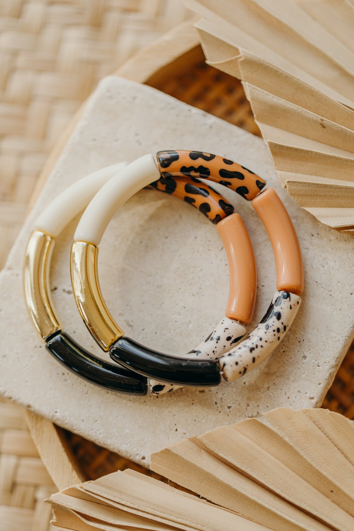 Perlenarmband 087 mit Tube Perlen in creme, braun, schwarz und Animal Print