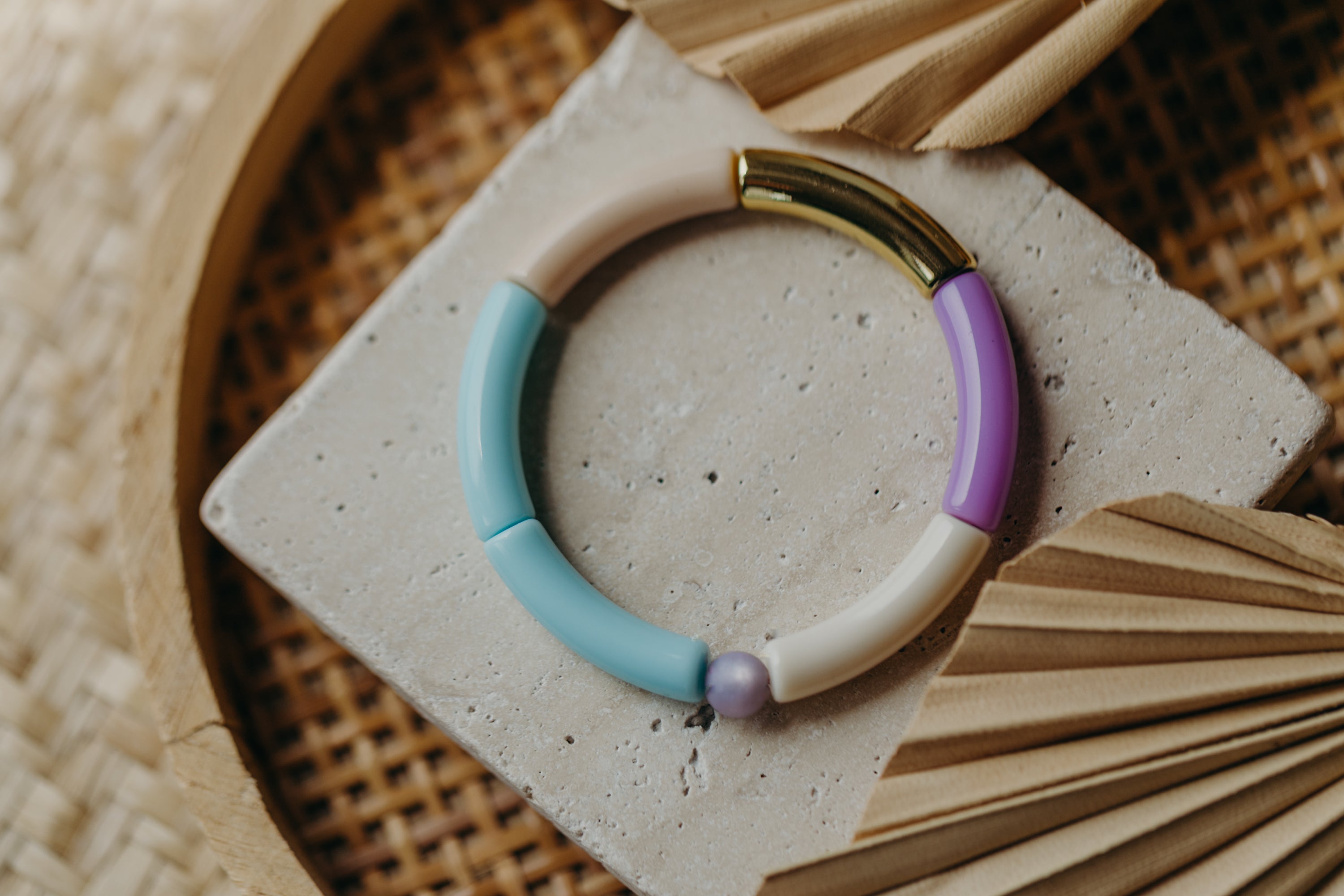 Perlenarmband mit Tube Perlen in Gold, Creme, Lila und Hellblau