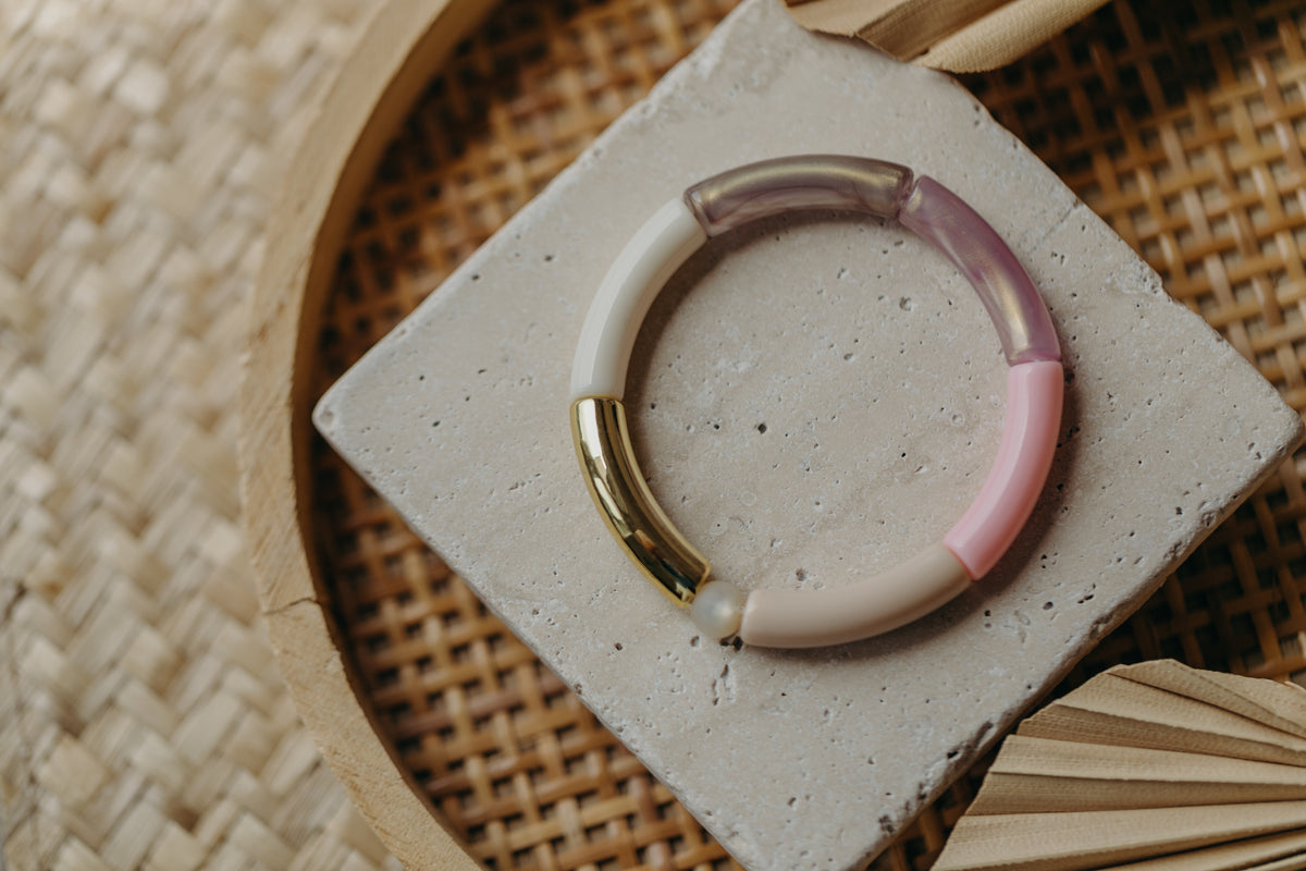 Perlenarmband 048 mit Tube Perlen in Gold, Weiß, Creme und Rosa