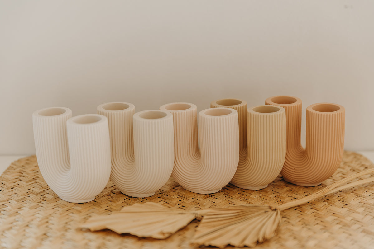 kleine beige Vase in U-Form