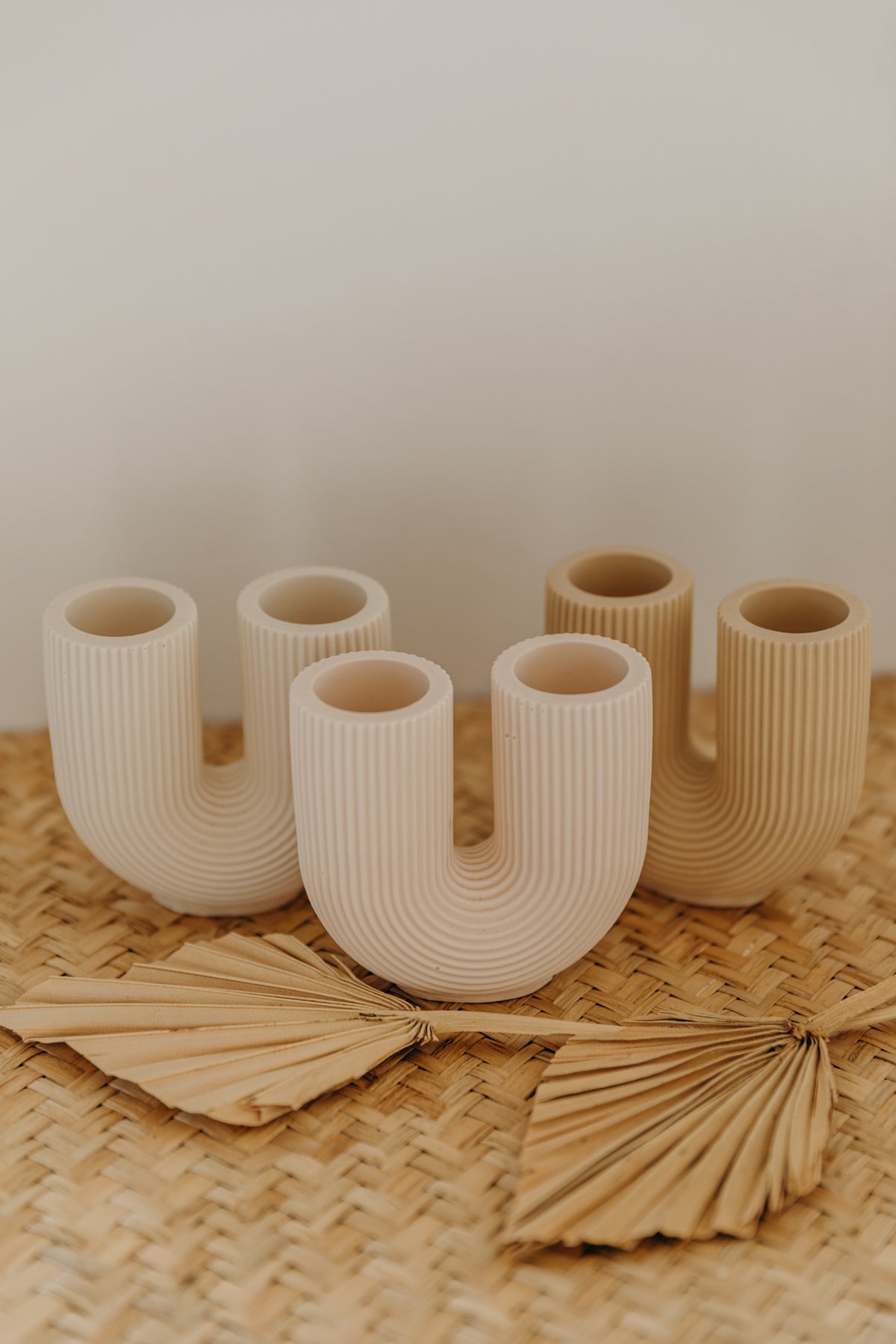kleine beige Vase in U-Form