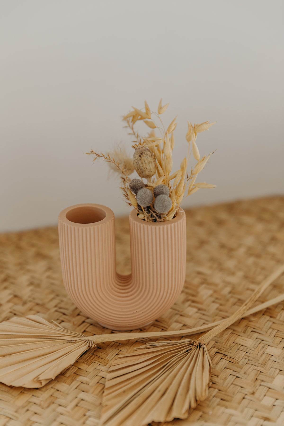 kleine altrosa Vase in U-Form – walnutandcherry