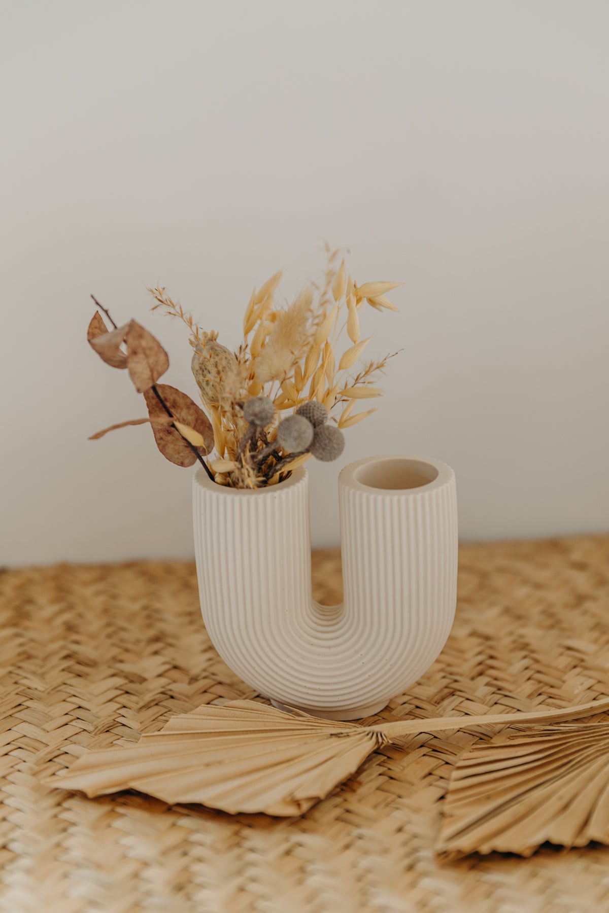 kleine helle Vase in U-Form – walnutandcherry