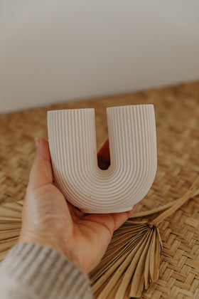 kleine hellrosa Vase in U-Form