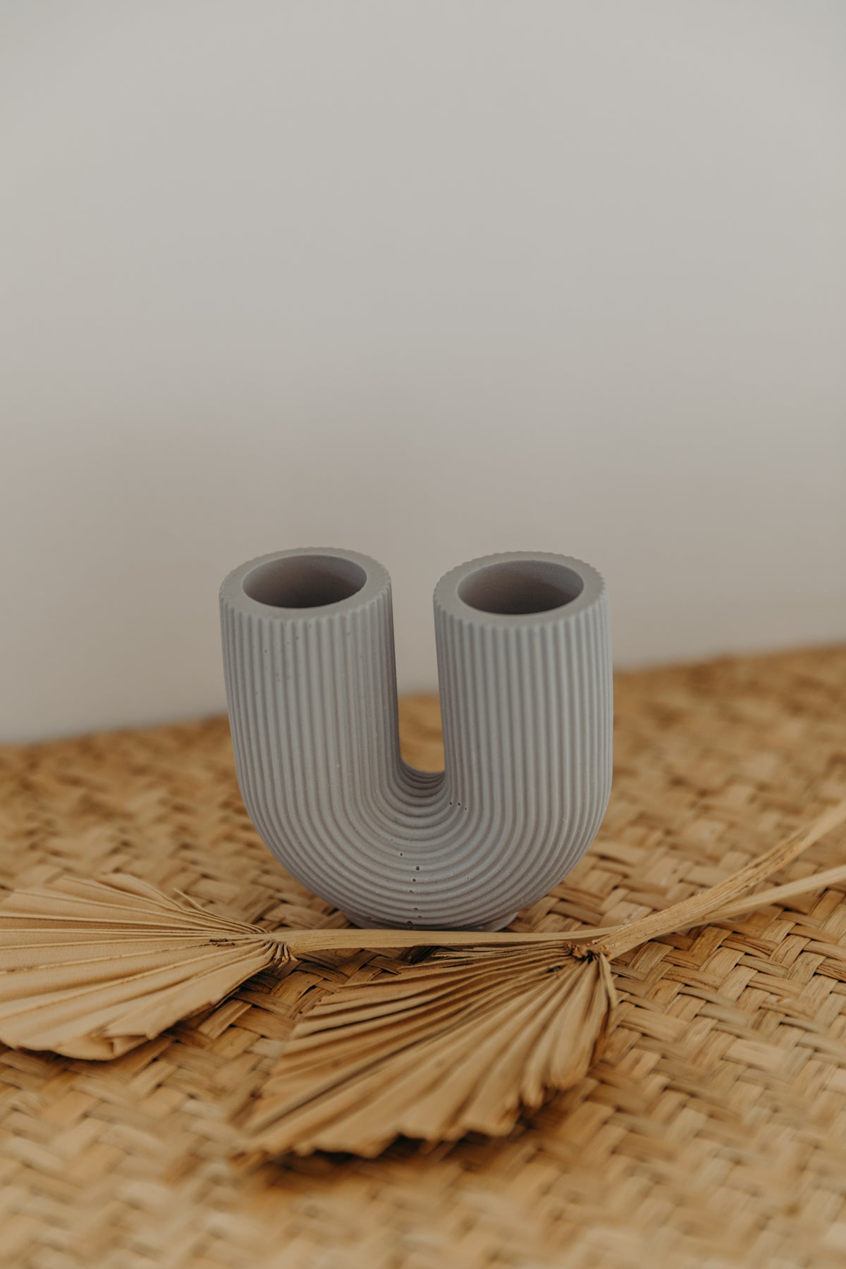 kleine lila-graue Vase in U-Form – walnutandcherry