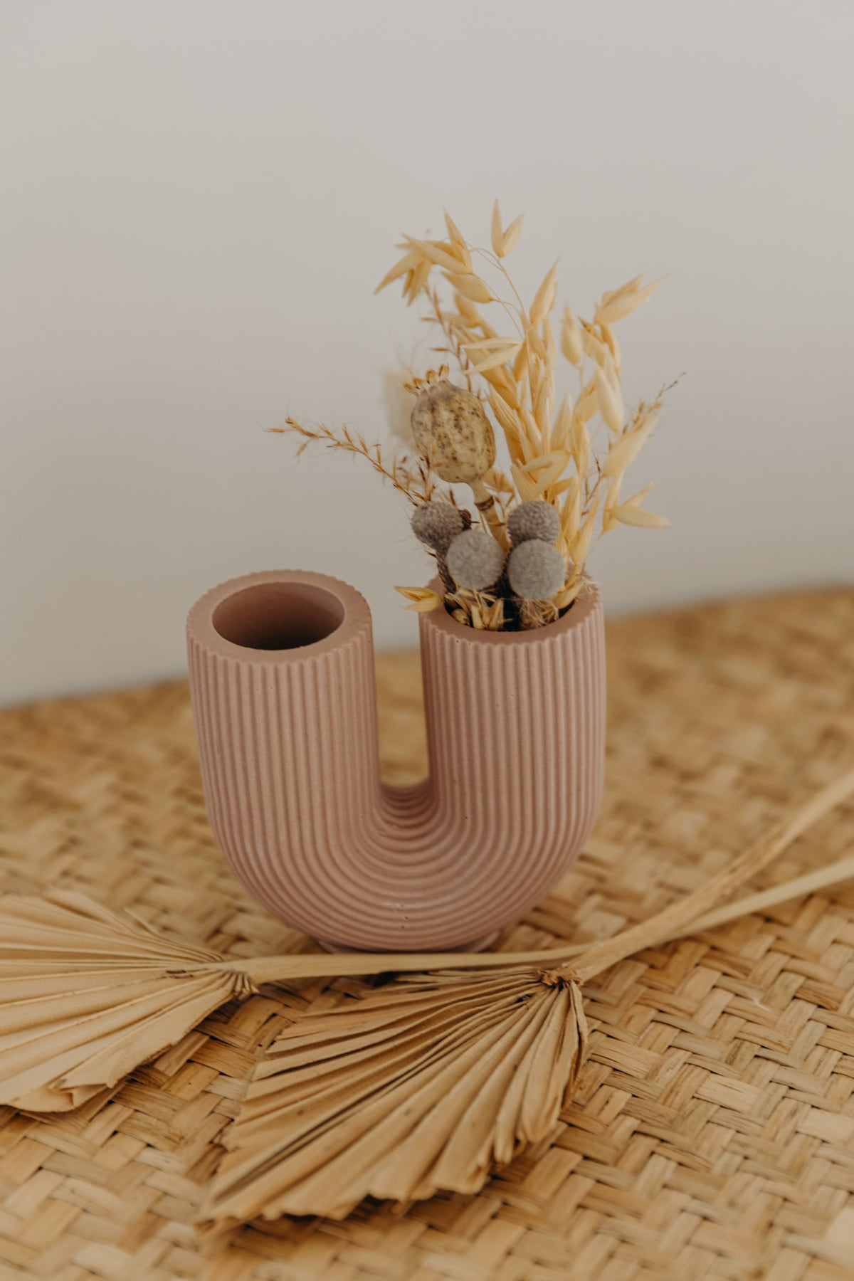 kleine lila Vase in U-Form – walnutandcherry