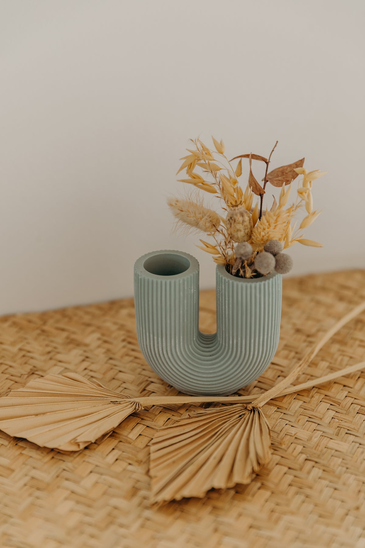 kleine mint farbene Vase in U-Form – walnutandcherry