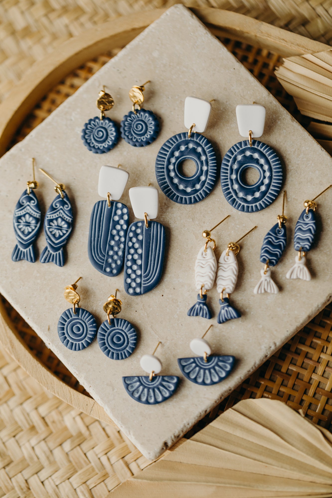 weiß-blaue handgemachte Ohrringe aus Polymer Ton