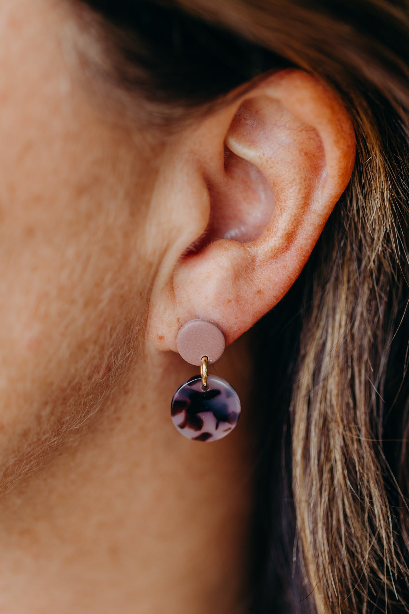 MERI - Ohrringe in Mauve mit Acetat-Anhänger