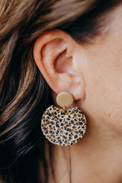 KENA – Statement Ohrringe in Dunkelbraun &amp; Leo Anhänger