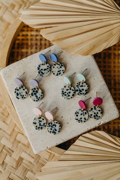 VEELA – round earrings in fuchsia &amp; black and white pattern