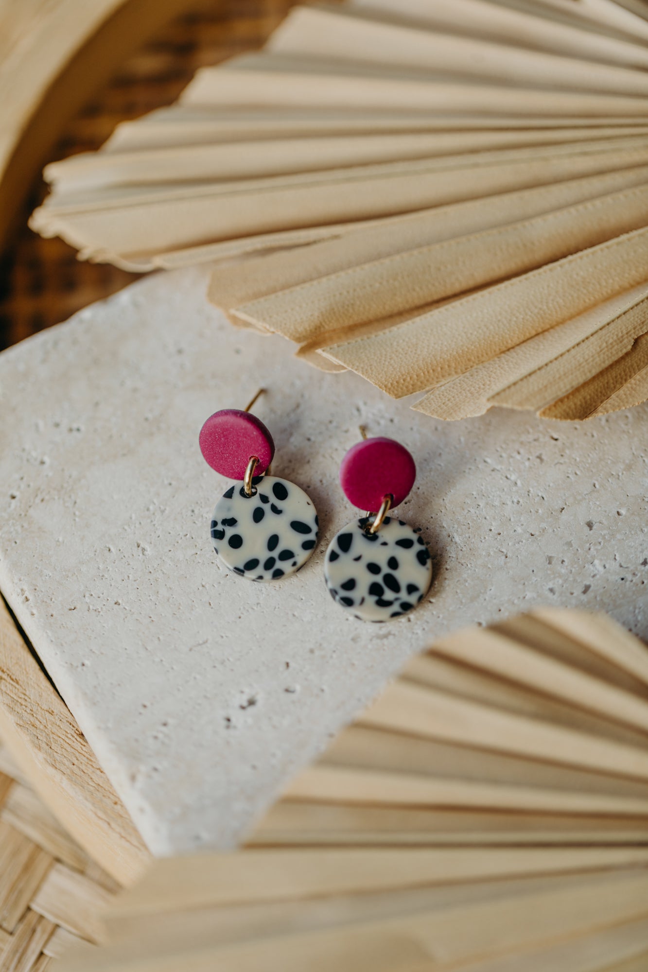 VEELA – round earrings in fuchsia &amp; black and white pattern