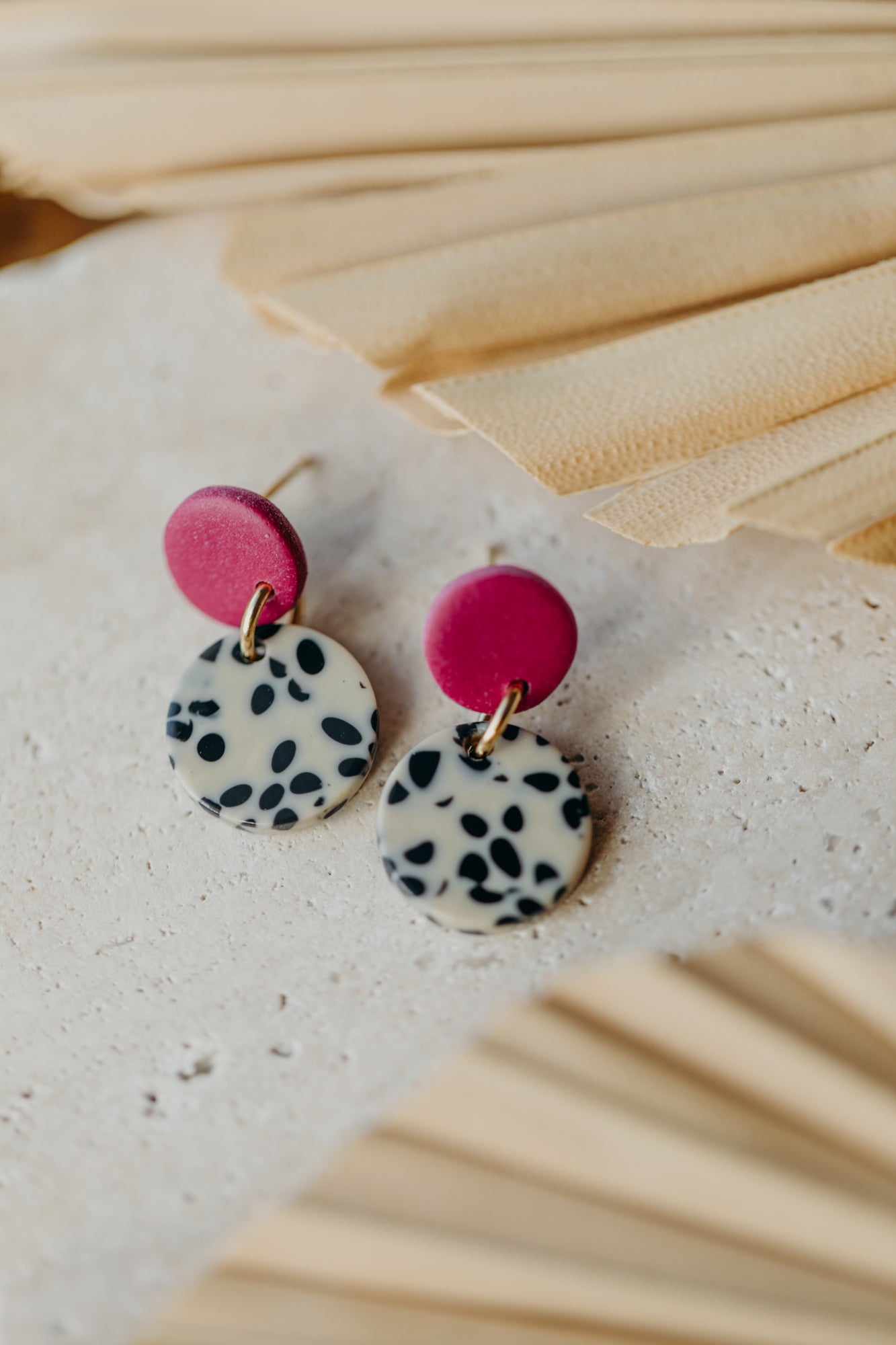 VEELA – round earrings in fuchsia &amp; black and white pattern