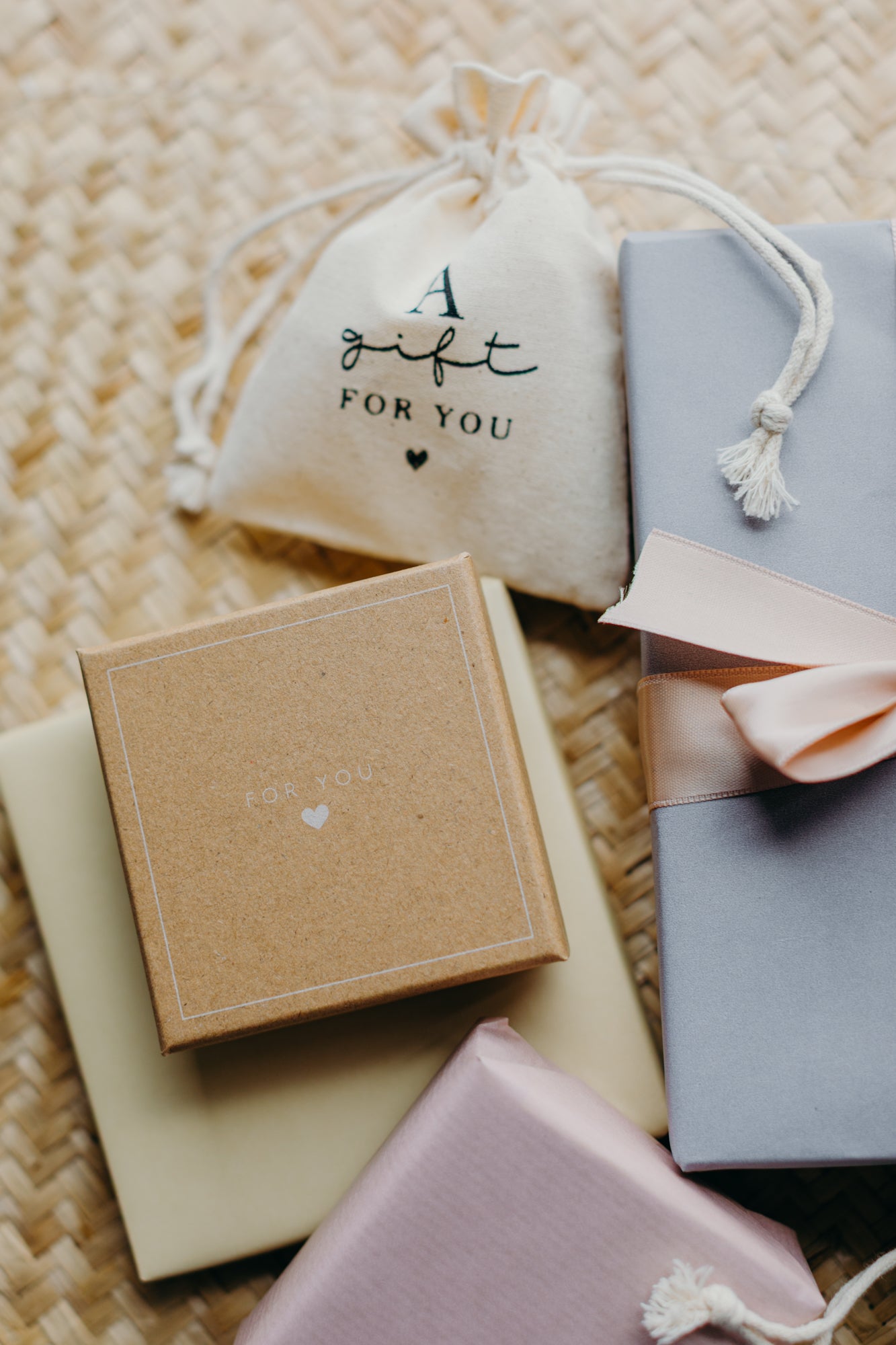 Geschenkebox Kraftpapier mit Aufdruck &quot; For You&quot; und kleinem weißem Herz