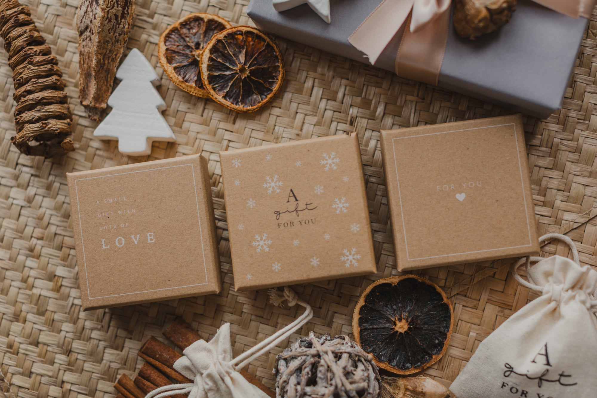 Geschenkebox Kraftpapier mit Aufdruck &quot; A small gift with lots of Love&quot;