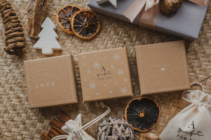 Geschenkebox Kraftpapier mit Aufdruck &quot; A small gift with lots of Love&quot;