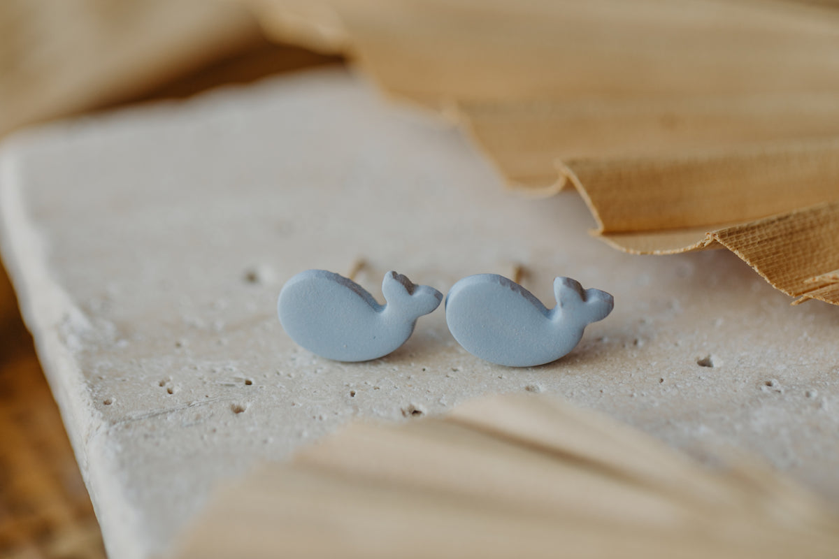 MOANA - kleine hellblaue Wal Ohrstecker aus Polymer Ton