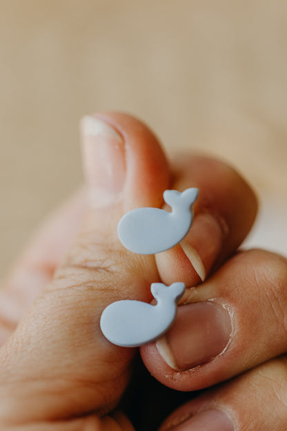 MOANA - kleine hellblaue Wal Ohrstecker aus Polymer Ton