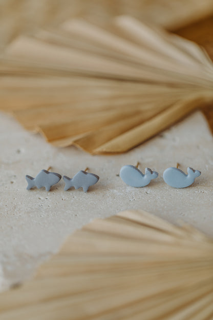 MOANA - kleine hellblaue Wal Ohrstecker aus Polymer Ton