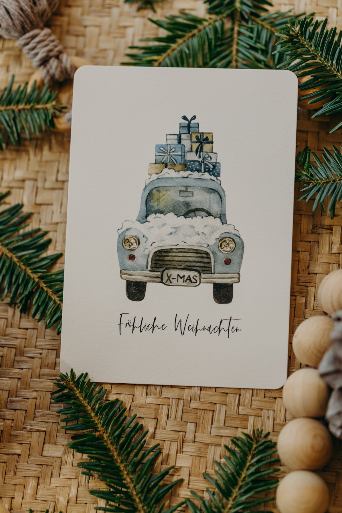 Weihnachtspostkarte blaues Auto mit Geschenken