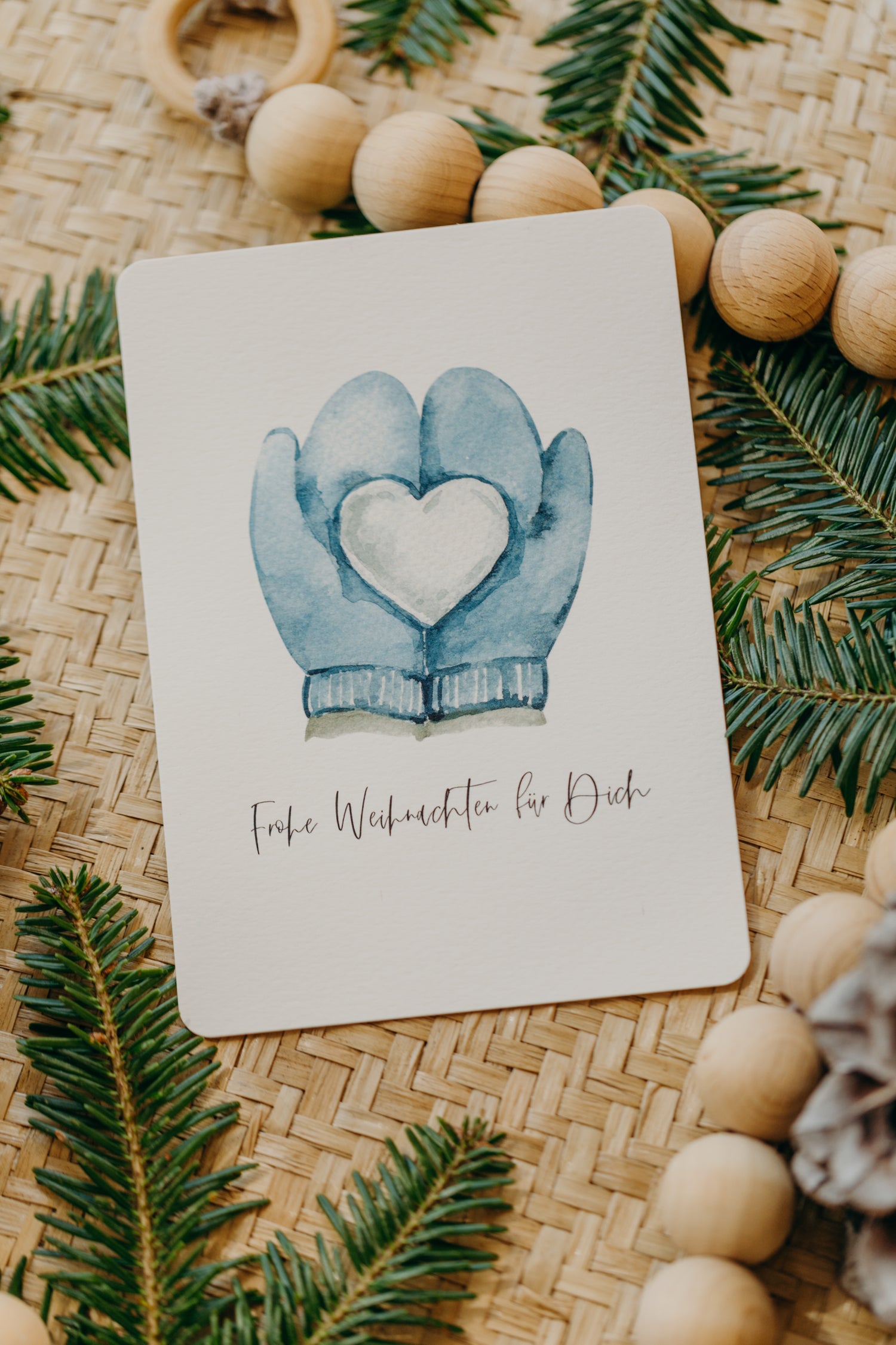 handschuh im schnee Weihnachtspostkarte Blaue Handschuhe – winterliches Motiv auf Naturpapier – walnutandcherry