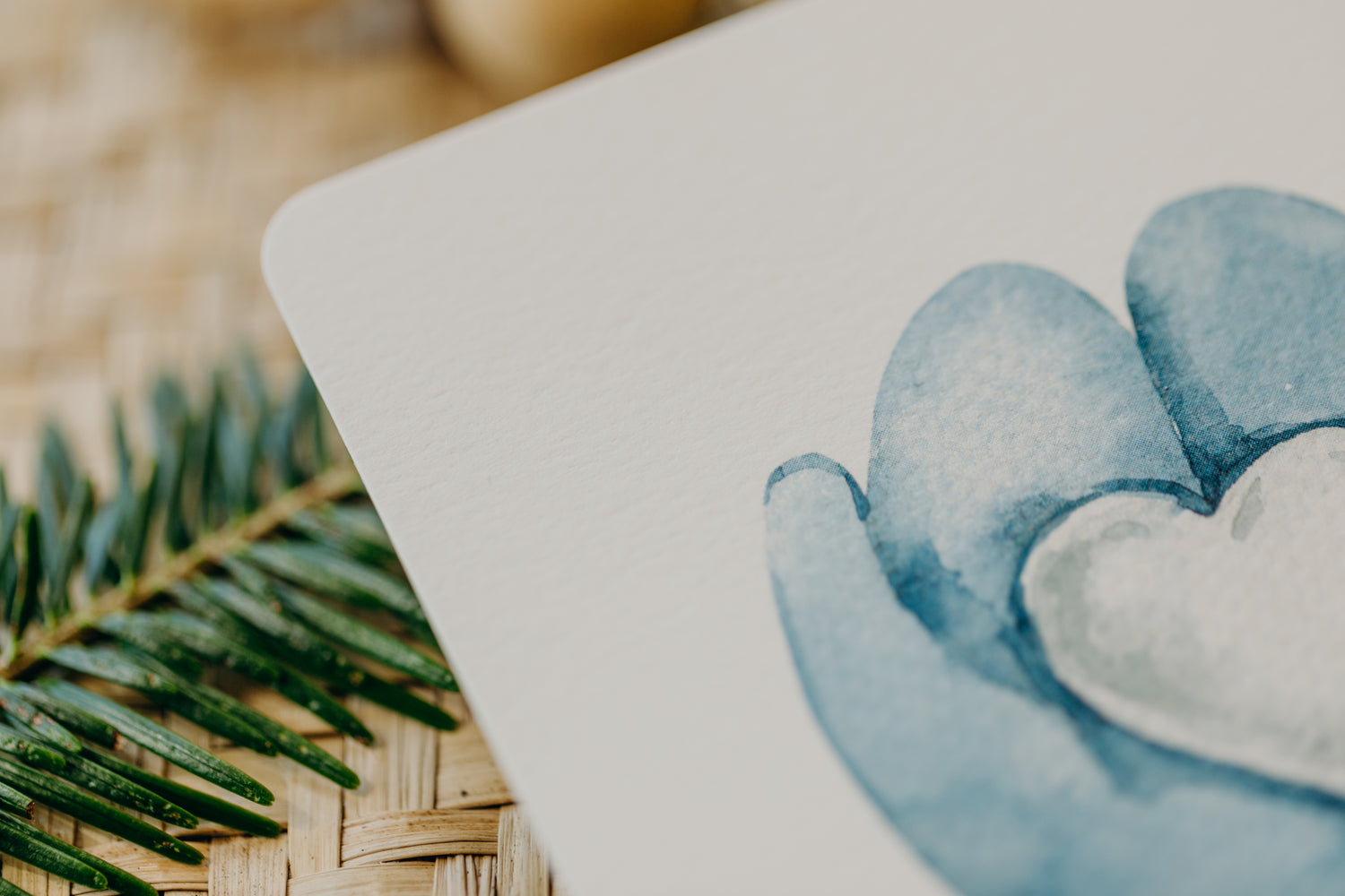 Weihnachtspostkarte blaue Handschuh mit Schnee-Herz