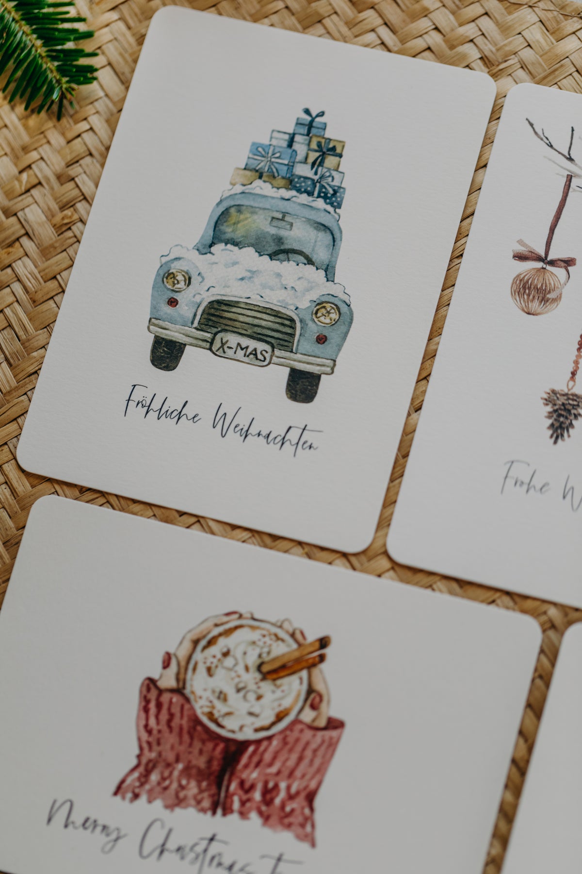 Weihnachtspostkarte blaues Auto mit Geschenken