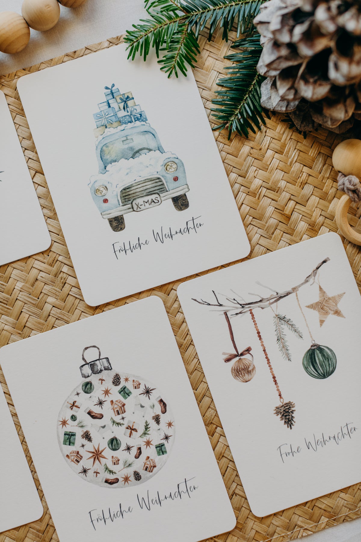 Weihnachtspostkarte blaues Auto mit Geschenken