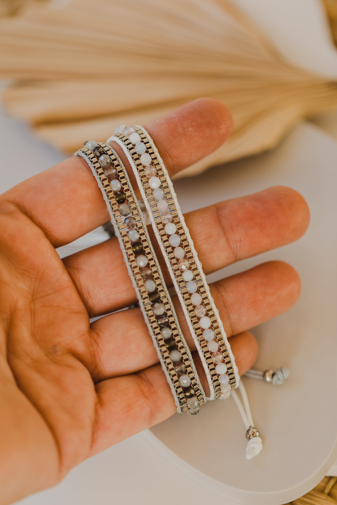 weißes oder graues Armband aus Rocailles Perlen