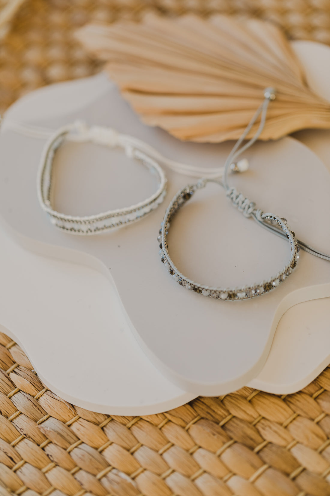 weißes oder graues Armband aus Rocailles Perlen