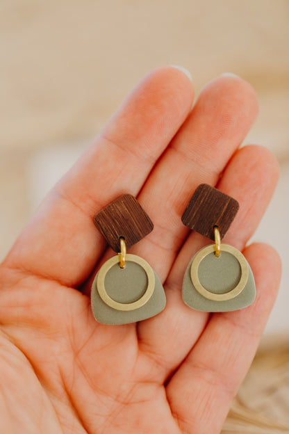 YARA - eukalyptus grüne Polymer Ton Ohrringe mit braunem Ohrstecker in Holzoptik