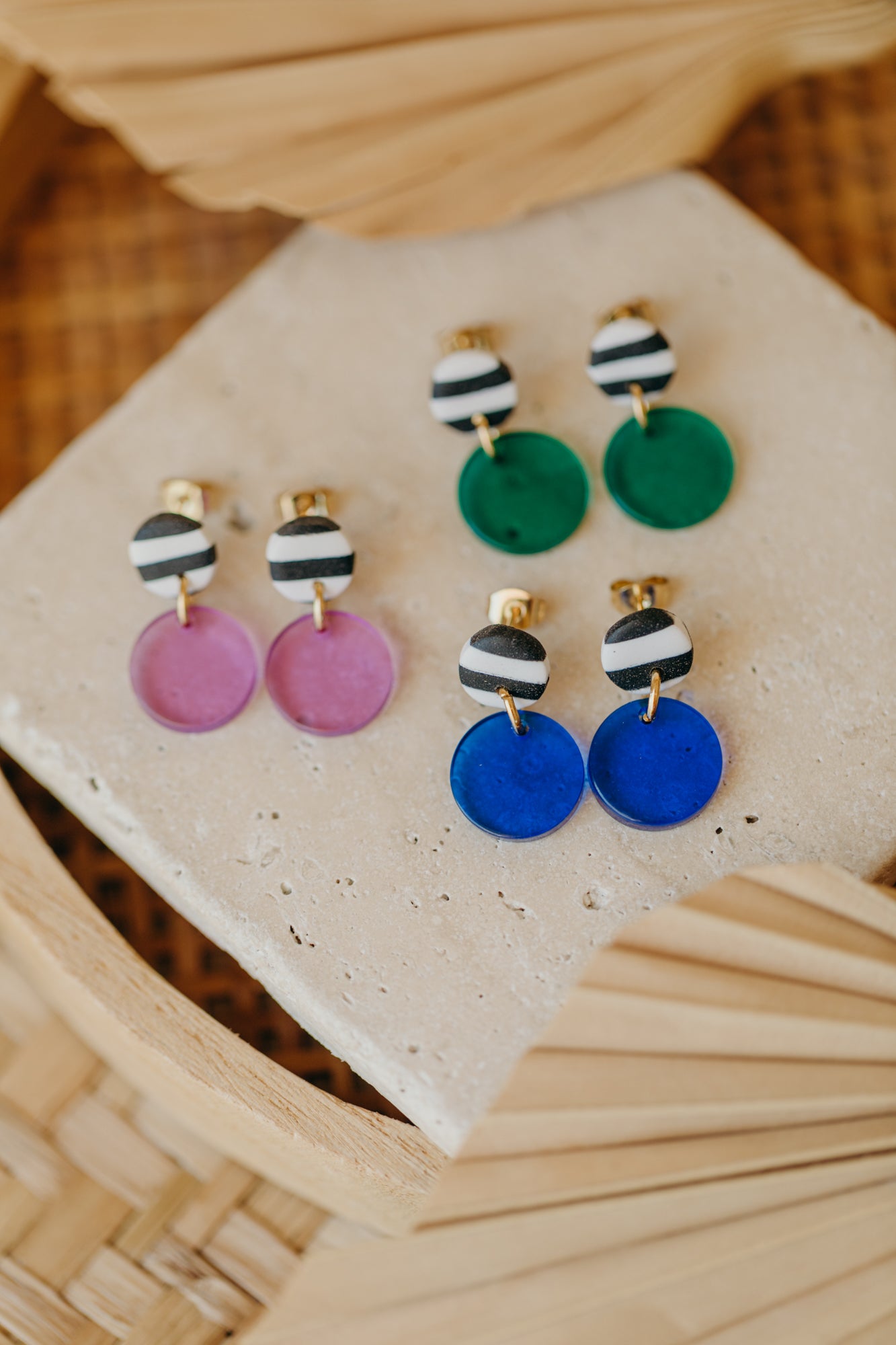 YOYO – kleine blaue Ohrringe schwarz-weiß gestreift