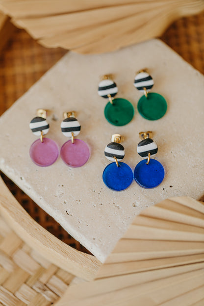 YOYO – kleine blaue Ohrringe schwarz-weiß gestreift