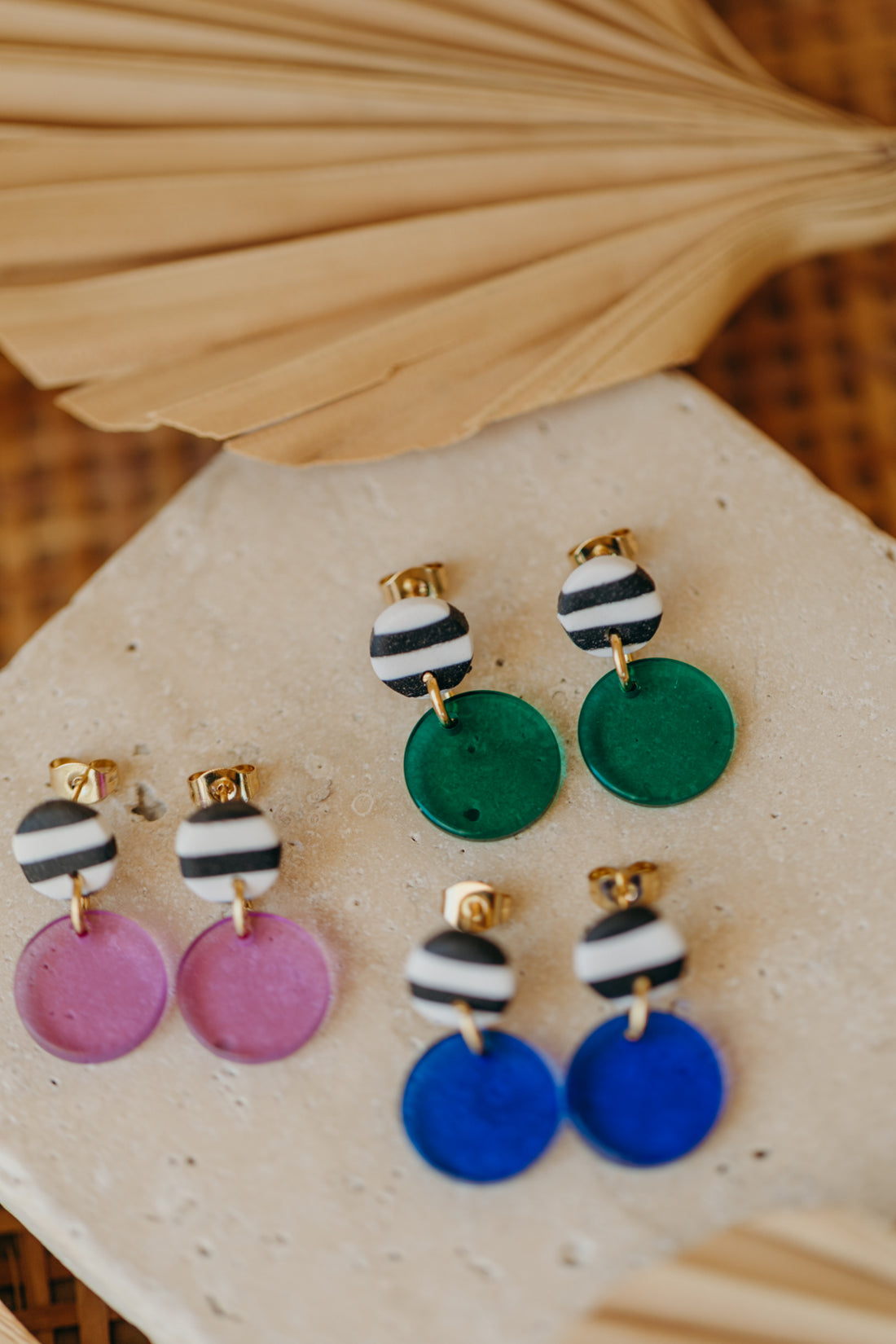 YOYO – kleine blaue Ohrringe schwarz-weiß gestreift