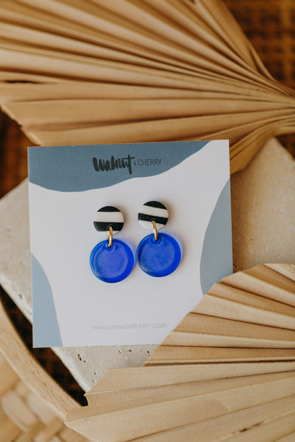 YOYO – kleine blaue Ohrringe schwarz-weiß gestreift