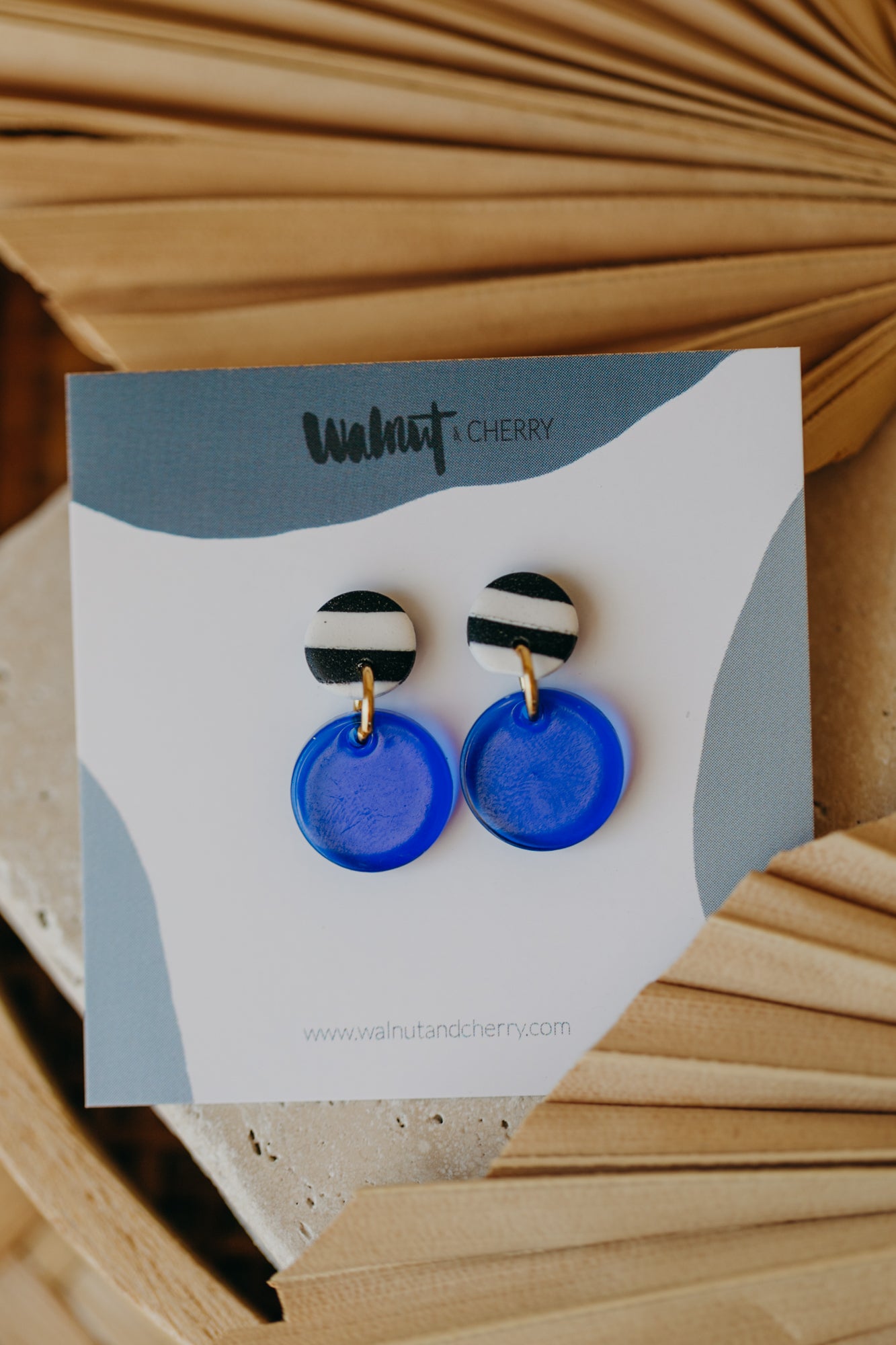 YOYO – kleine blaue Ohrringe schwarz-weiß gestreift