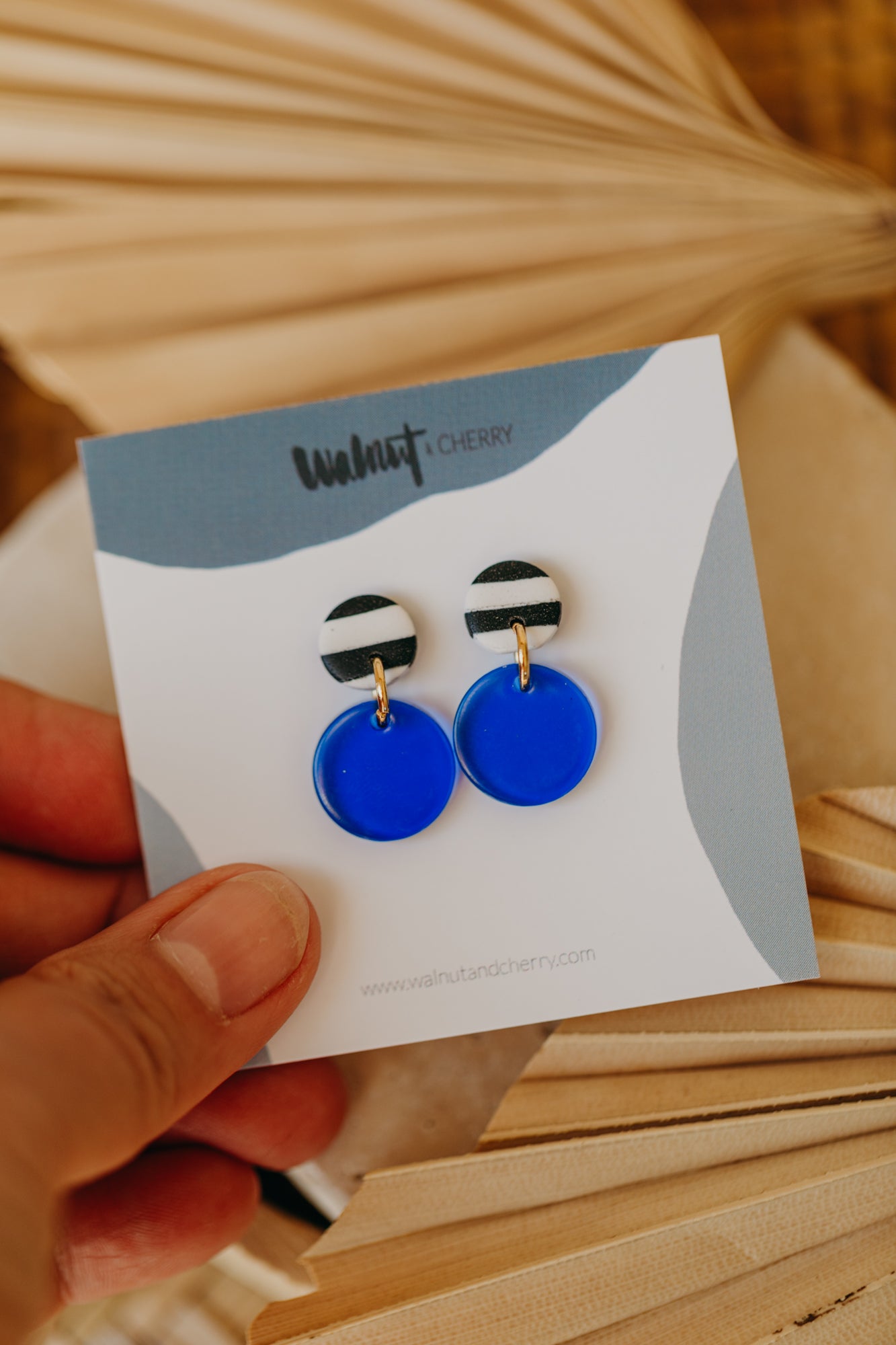 YOYO – kleine blaue Ohrringe schwarz-weiß gestreift