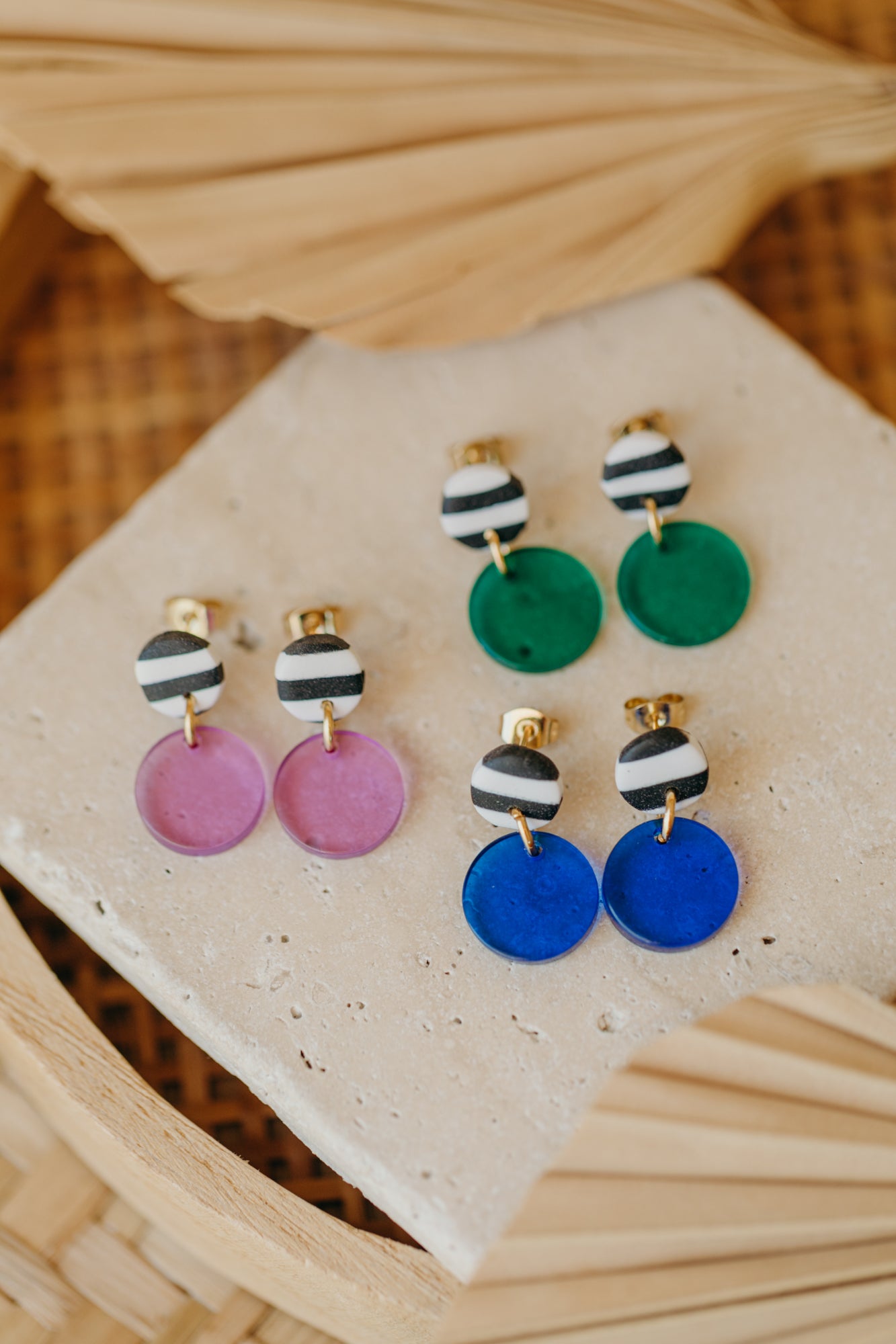 YOYO – kleine dunkelgrüne Ohrringe schwarz-weiß gestreift