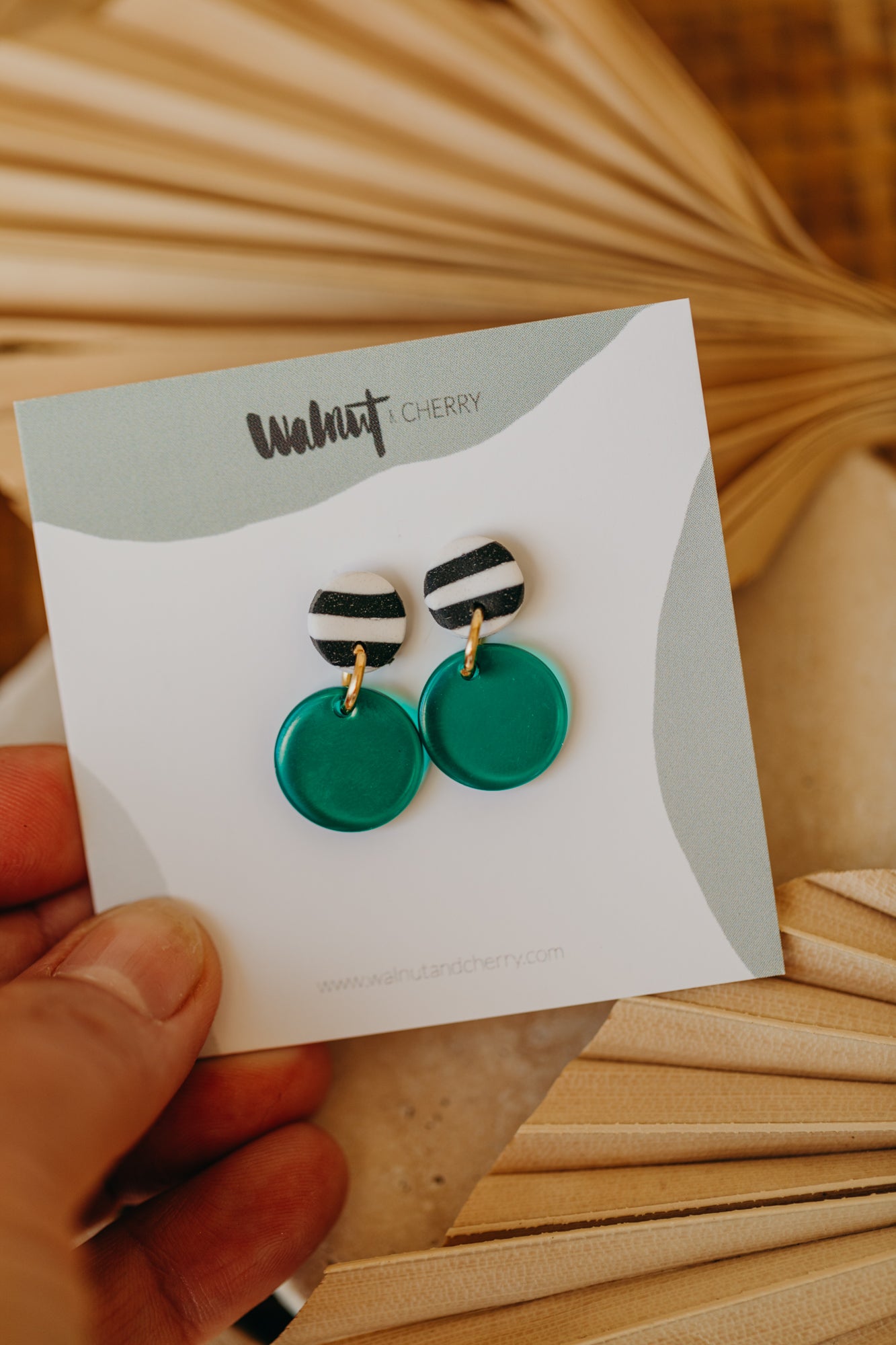 YOYO – kleine dunkelgrüne Ohrringe schwarz-weiß gestreift